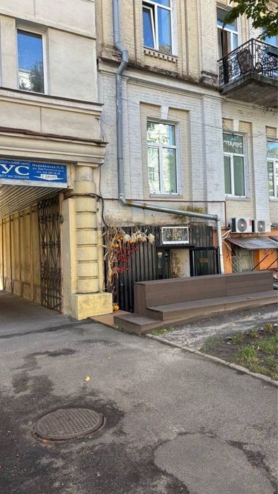 Приміщення вул Льва Толстого Павла Скоропадсього 17. Прохідне місце