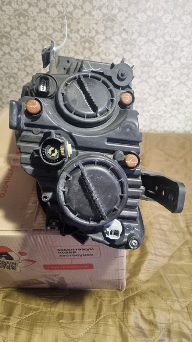 Фари оригінал на Jeep compass 2018 рік Права ціла, ліва під ремонт