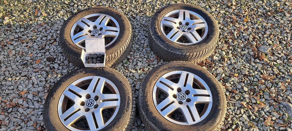 Felgi aluminiowe 15" z oponami VW golf 4  ZIMA   super stan
