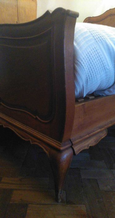 Cama de casal de madeira de nogueira