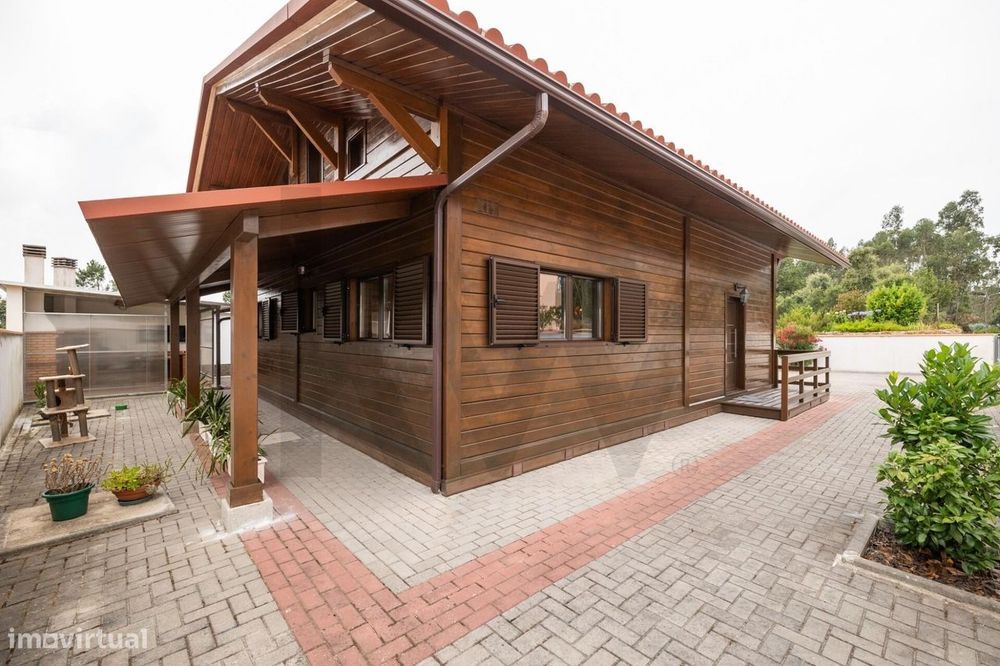 Moradia de Madeira T2+1 de Construção Recente com 8.050 m2 de Terreno
