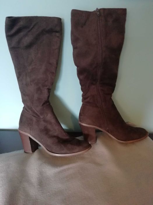 High-heel boots (dark brown)