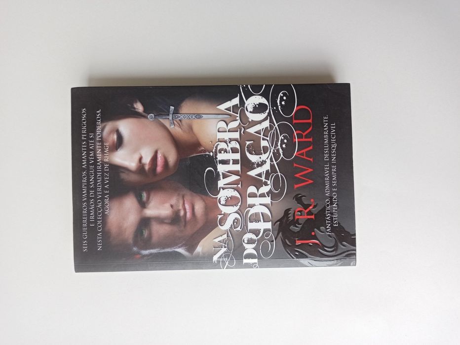 Na Sombra do Dragão, J. R. Ward