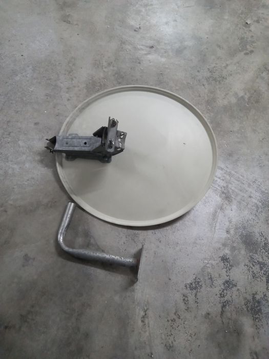 Prato parabólica com pouco uso.