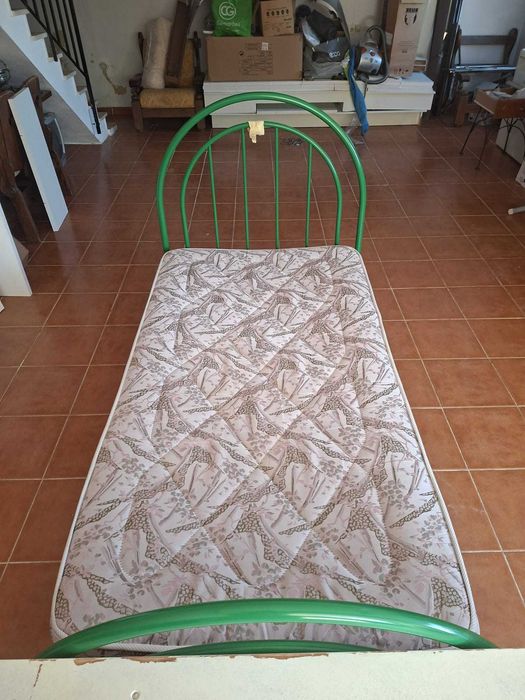 Conjunto de quarto: 2 camas individuais com colchões, mesa de cabeceira e roupeiro