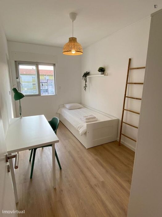 Quarto - localizado em Oeiras Lisbon