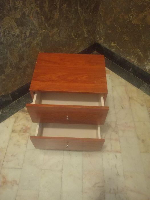Duas mesas de cabeceira em bom estado