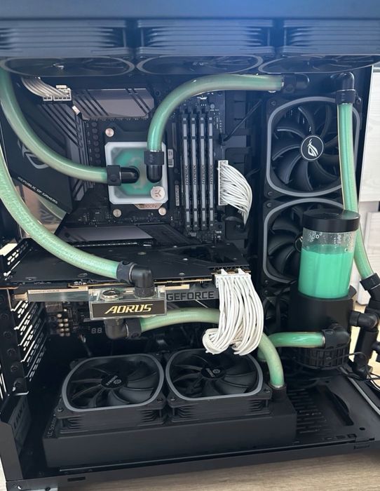 Komputer gamingowy Aorus RTX 3090 Extreme 24GB Ryzen 7 5800X 32GB RAM 3TB sdd Custom Water Cooling