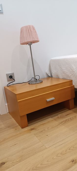 Mesa de cabeceira em bom estado