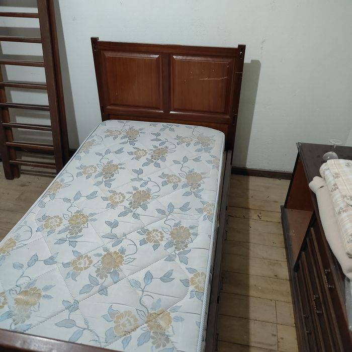 Cama de solteiro em madeira maciça