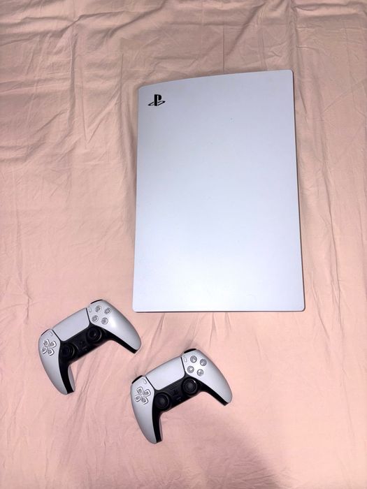 PlayStation 5 + 2 pady, gry w zestawie