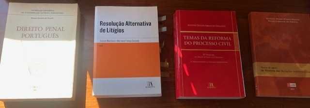 Livros e códigos de Direito (várias áreas)