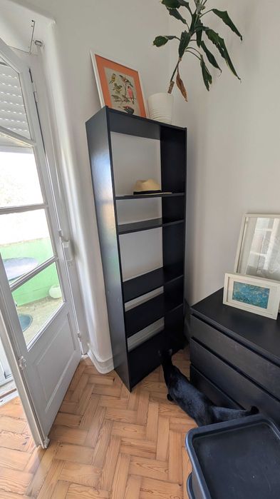 Estante preta alta e estreita – ótima para livros ou decoração