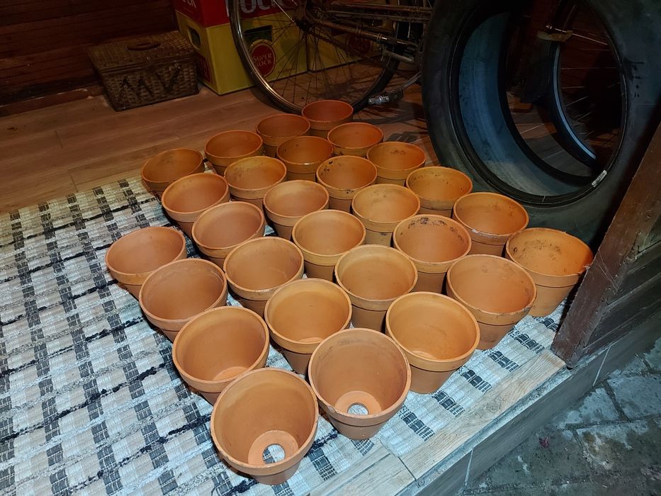 Lote de 28 vasos antigos de barro terracota para plantas