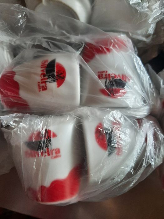 Chavenas de café com marcas