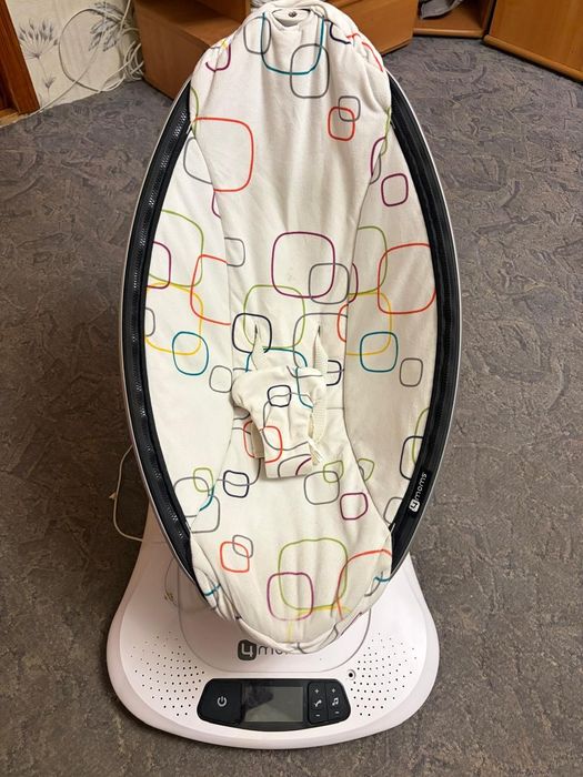 Дитячий заколисуючий центр 4moms mamaRoo