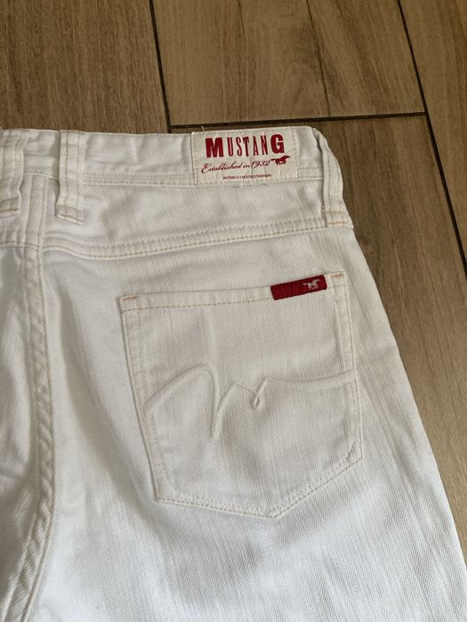 Biale spodnie Mustang