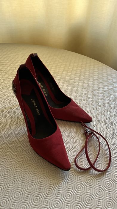 Sapato encarnado de salto