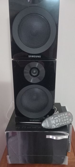 Aparelhagem de cd's, entrada USB e rádio.