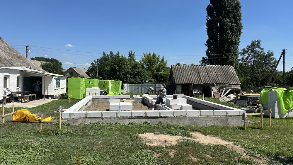 Заливка фундамента, кладка стен, стяжка пола, облицовка плиткой.
