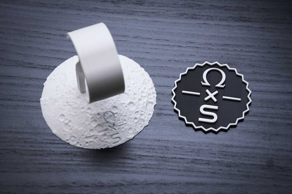 Omega x Swatch MoonSwatch - stojak na zegarek w kształcie księżyca!