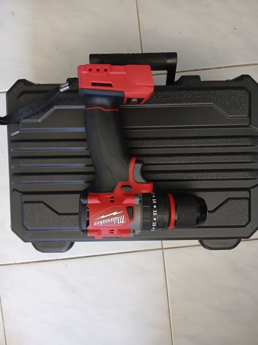 Vende-se conjunto novo  composto de (4) maquinas Milwaukee