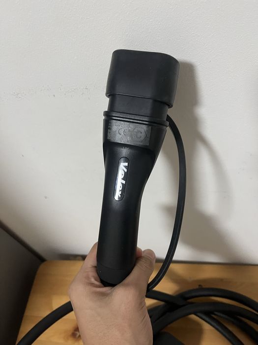 Carregador de carro eletrico.