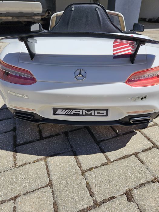 Carro Mercedes-Benz elétrico de brincar