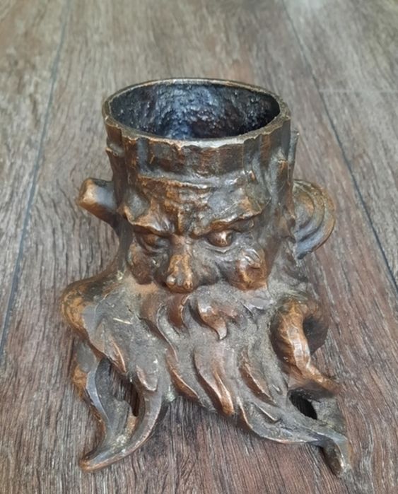 Карандашница злой пень