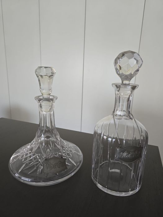 Duas Garrafas de Cristal Exclusivas – Coleção e Elegância