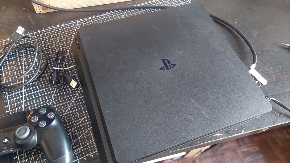 Ps4 slim + comando + 3 jogos