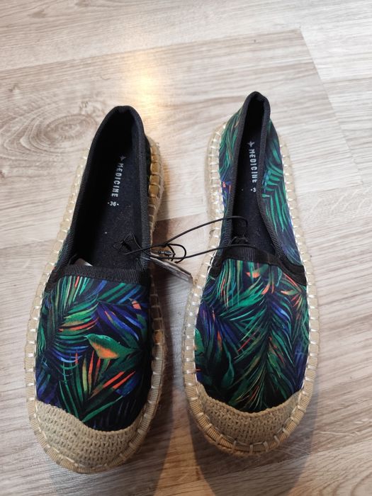 Nowe Espadryle MEDICINE rozmiar 36
Długość wkladki 23cm.

Mam 2 pary j