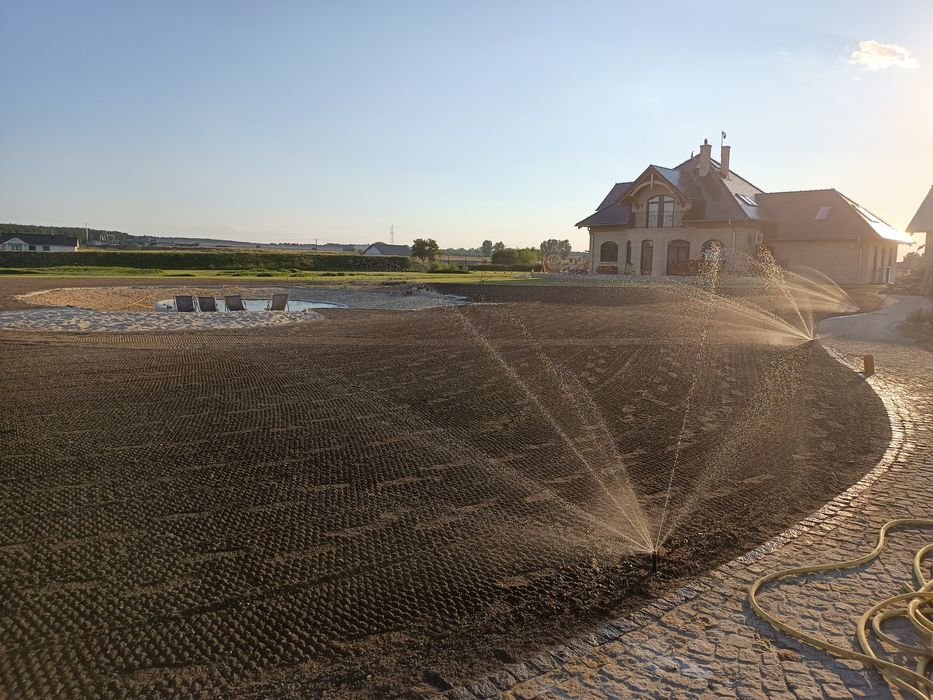 Zakładanie trawników! Maszynowe sianie trawy! Automatyczne nawadnianie