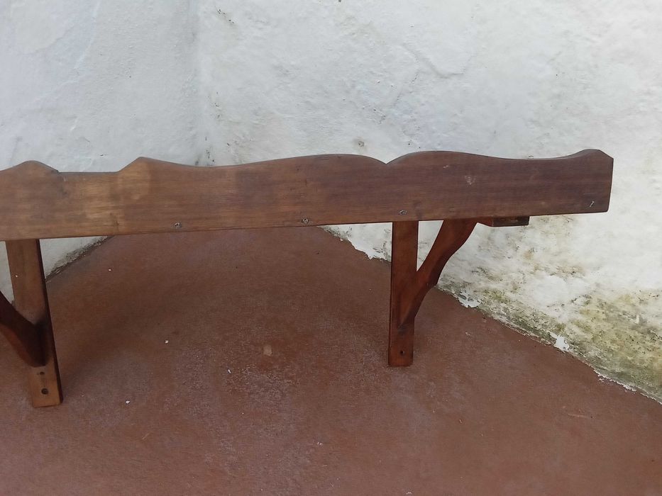 Prateleira feita em madeira, com 68 cms de comp. x 30 de profundidade/largura