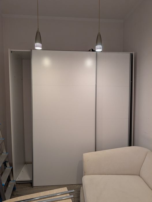 Duża szafa z przesuwanymi drzwiami, półkami i wieszakami na ubrania