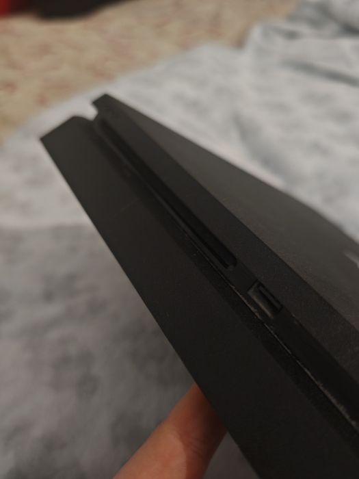 Playstation 4 com comandos e jogos