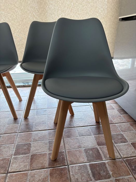 Vendo mesa e cadeiras