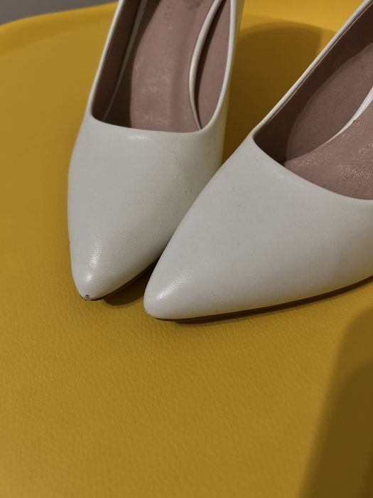 Білі туфлі. Одягнуті один раз.