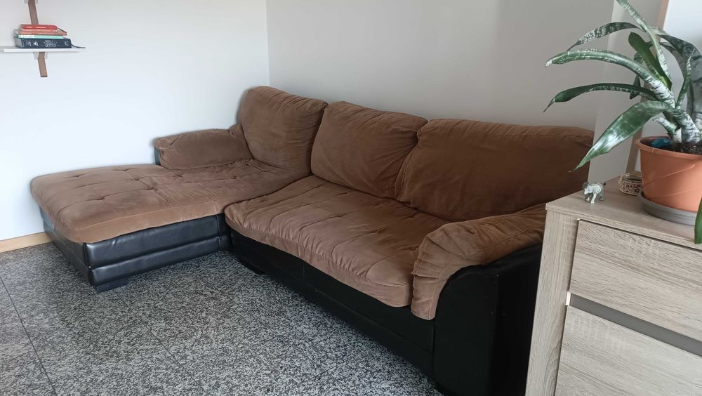 Sofá castanho de três lugares
