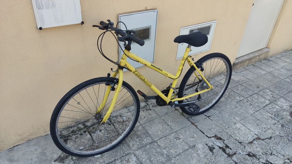 Bicicleta usada para restaurar ou peças
