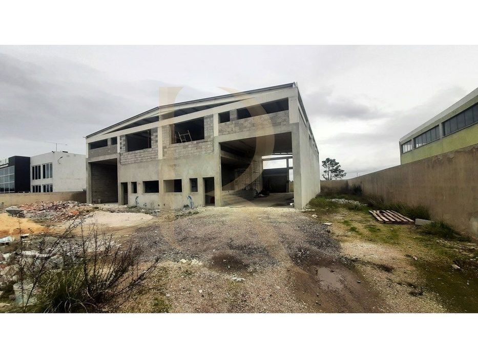 Armazém com logradouro em Pinhal de Frades - Casal do Marco