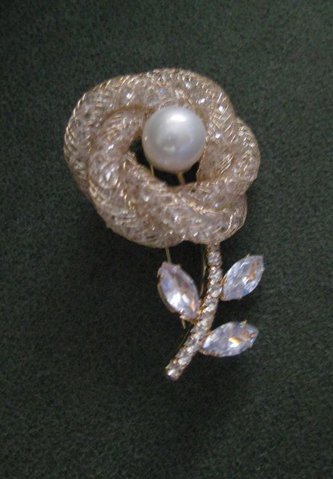 Alfinete / Broche / Pregadeira Flor Dourada c/ Perolas NOVO