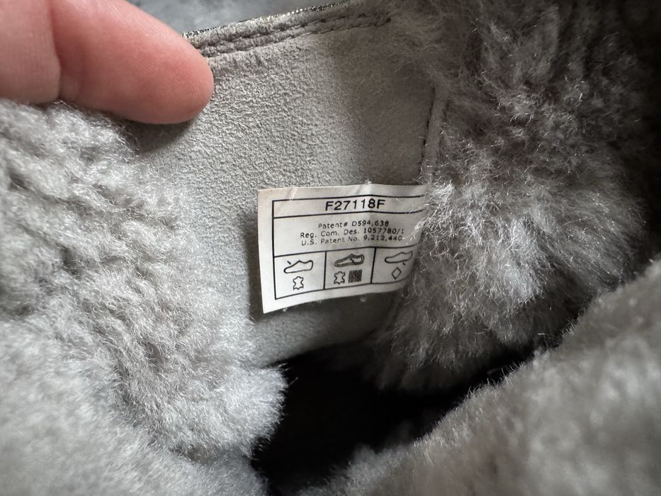 Orginalne  buty UGG model z lancuszkiem . Limitowana edycja