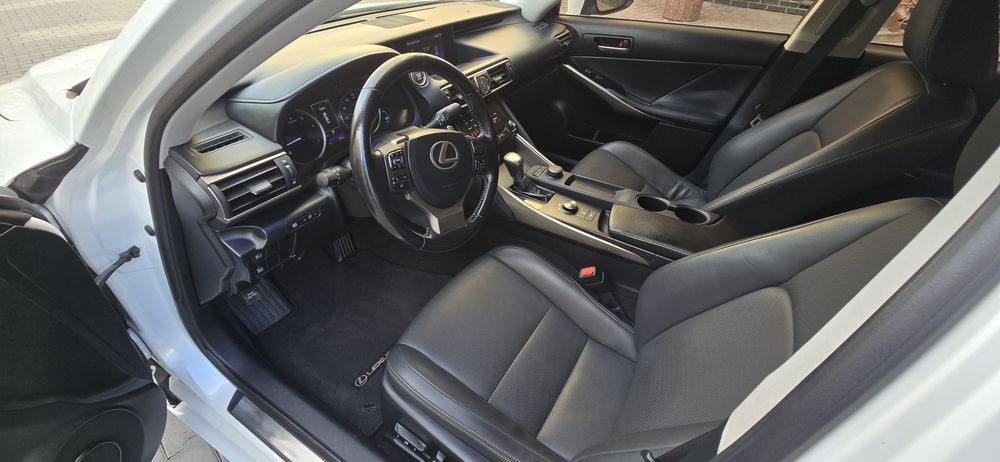 Lexus is300 2.0 2017 ідеал