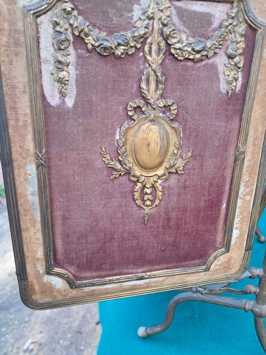 Espelho/tocador muito antigo.