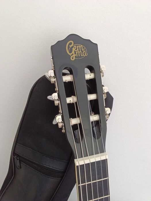 Violão com todos esses acessorios