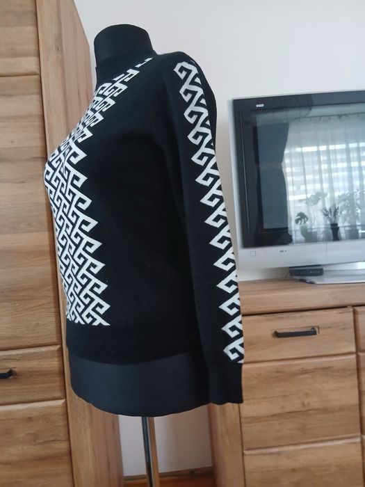 Sweter damski  czarny z białym  geometrycznym  wzorem  M