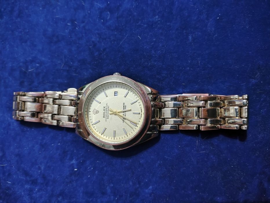 Часы  кварцевые.