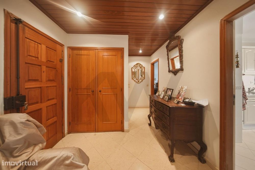 Excelente T1 no Centro de Carnaxide | Elevador e Garagem