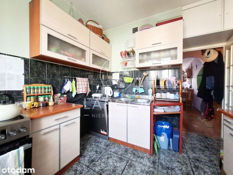 Blok z cegły, piwnica, balkon